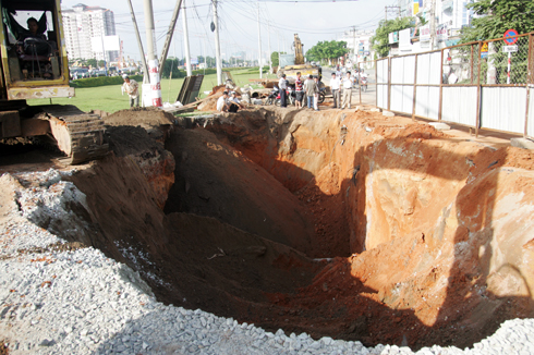 Hố[-]công[-]trình[-]bị[-]sạt[-]lở,[-]vùi[-]chôn[-]3[-]công[-]nhân.[-]Ảnh:[-]An[-]Nhơn